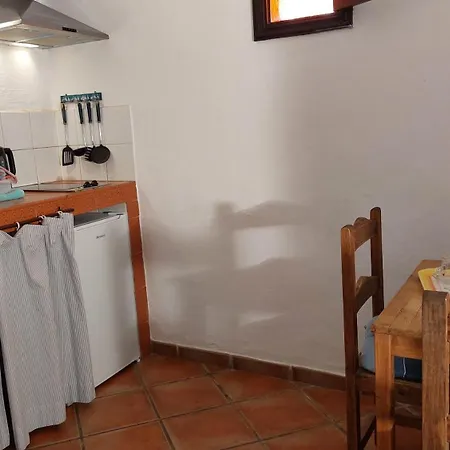 Apartamentos-monasterio-de-san-antonio-mediterranes-apartment-mit-kleiner-terrasse-im-innenhof إيكود ذي لوس فينوس