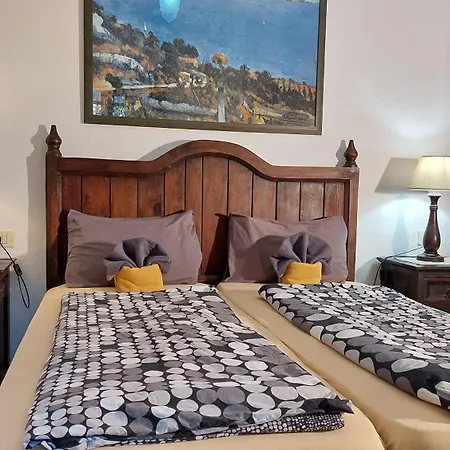 Apartamentos-monasterio-de-san-antonio-mediterranes-apartment-mit-kleiner-terrasse-im-innenhof