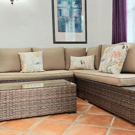 Apartamentos-monasterio-de-san-antonio-mediterranes-apartment-mit-kleiner-terrasse-im-innenhof *