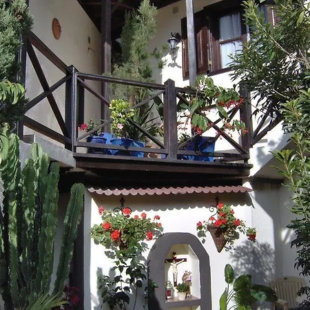 Apartamentos-monasterio-de-san-antonio-mediterranes-apartment-mit-kleiner-terrasse-im-innenhof Apartment Icod De Los Vinos