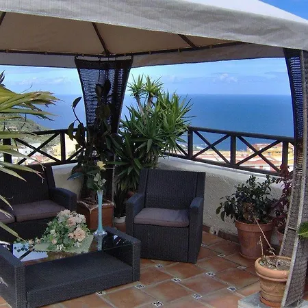 Apartamentos-monasterio-de-san-antonio-mediterranes-apartment-mit-kleiner-terrasse-im-innenhof Apartment