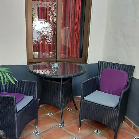 شقة Apartamentos-monasterio-de-san-antonio-mediterranes-apartment-mit-kleiner-terrasse-im-innenhof *